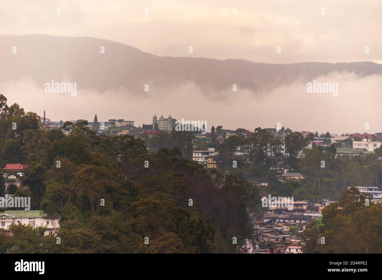 Le fitte nuvole monsonali pende sulla città di Shillong, Meghalaya, India. Un ampio angolo di cielo sovrastato durante la stagione monsonica in India. Foto Stock