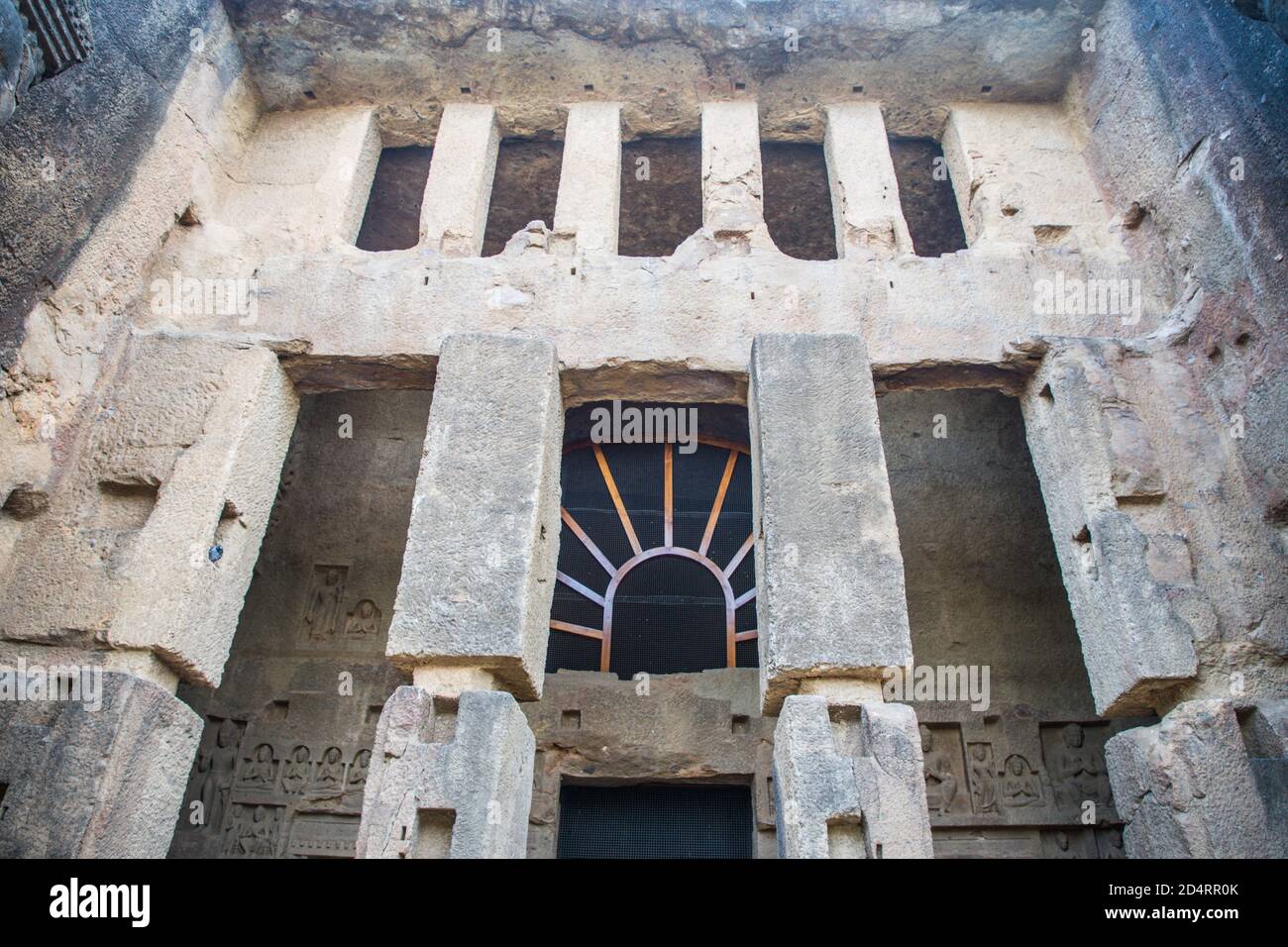 Le grotte di Kanheri, che risalgono al i secolo a.C. fino al X secolo d.C., sono un gruppo di grotte e monumenti scavati nella roccia tagliati in un massiccio affioramento di basalto in t Foto Stock