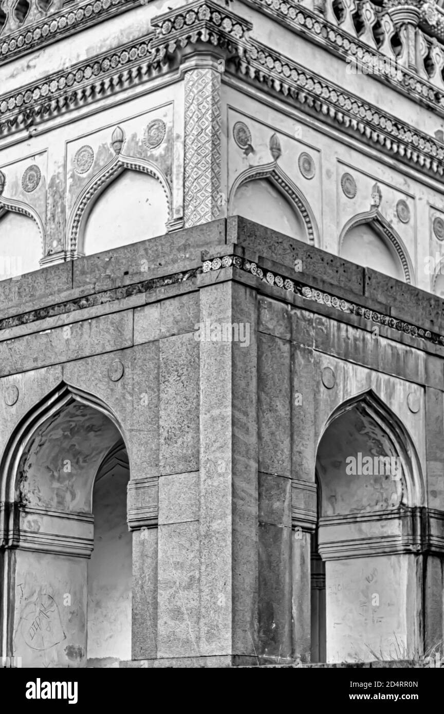 Un'immagine in bianco e nero degli archi/archi delle Tombe Qutb Shahi situate a Ibrahim Bagh a Hyderabad, India. Foto Stock