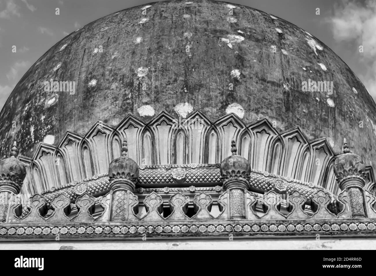 Un'immagine B&W della base della cupola del mausoleo di Hayat Bakshi Begum nel complesso delle Tombe Qutb Shahi situato a Ibrahim Bagh in Hyderabad. Foto Stock