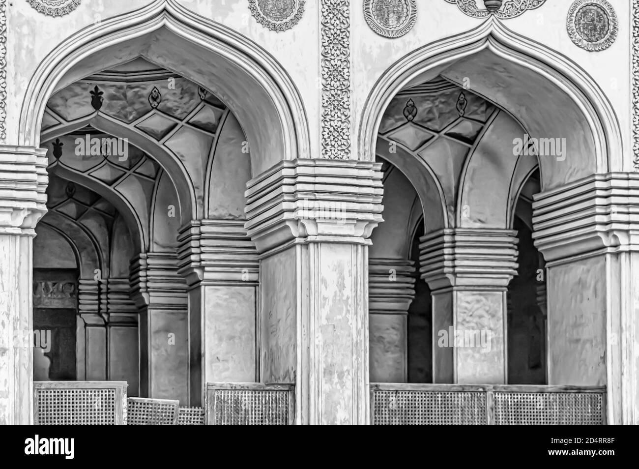 Un'immagine in bianco e nero degli archi all'interno della Grande Moschea nel complesso delle Tombe Qutb Shahi situato a Ibrahim Bagh a Hyderabad, India. Foto Stock