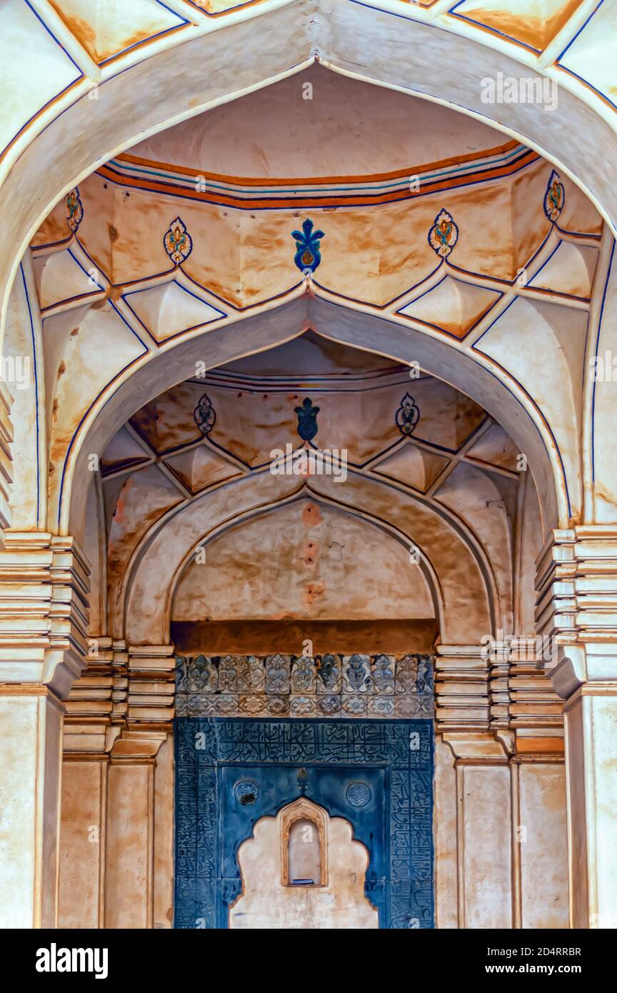 Archi/archi all'interno della Grande Moschea nel complesso delle Tombe Qutb Shahi situato a Ibrahim Bagh a Hyderabad, India. Foto Stock