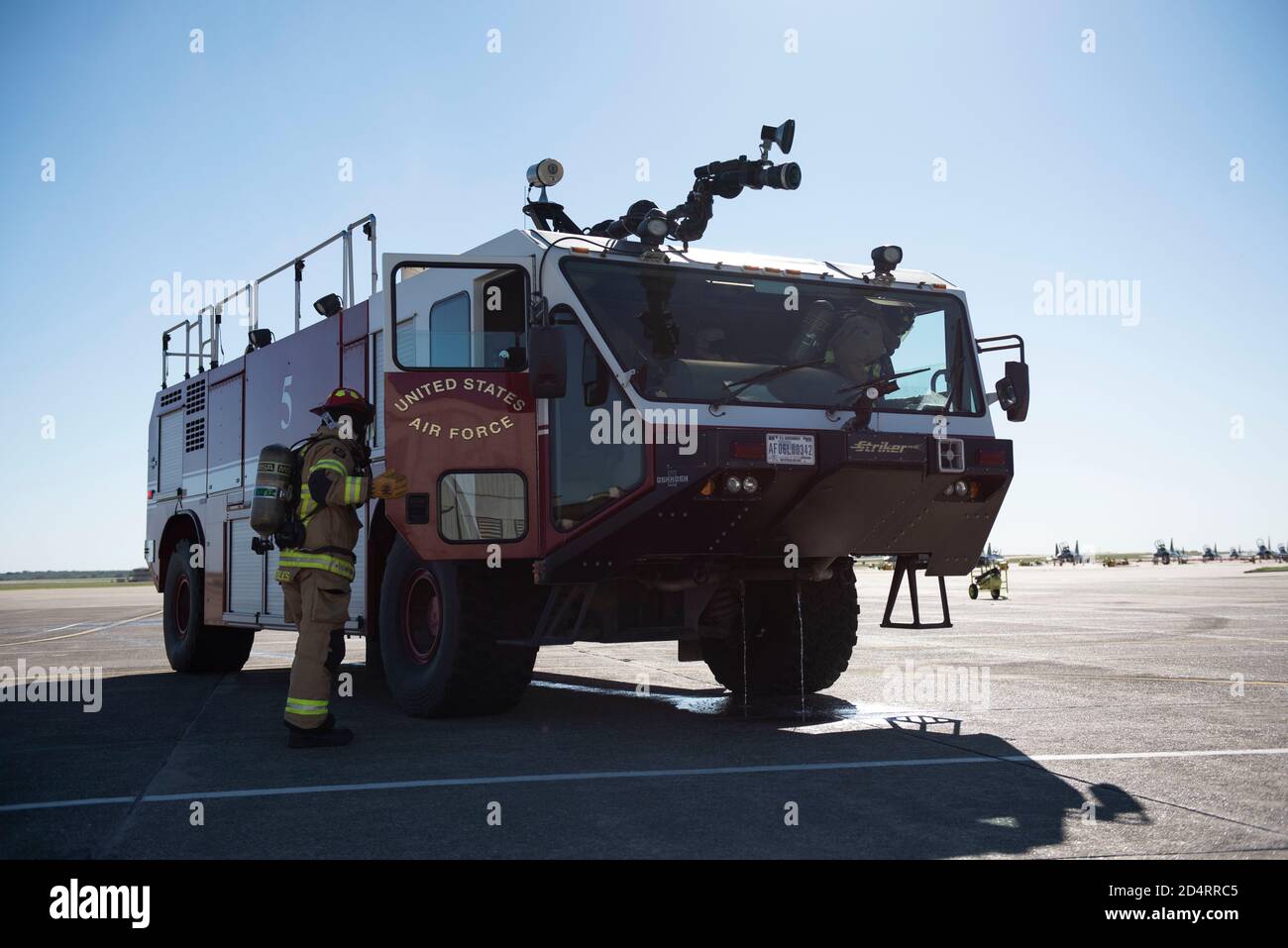 I vigili del fuoco si tirano in su ad un'esercitazione in cui un pilota è inconscio in un velivolo che è sul fuoco, 30 settembre 2020, alla base dell'aeronautica di Laughlin, Texas. La formazione è stata quella di preparare i membri per possibili scenari che possono avvenire sulla linea di volo. (STATI UNITI Air Force foto di Airman prima Classe David Phoff) Foto Stock