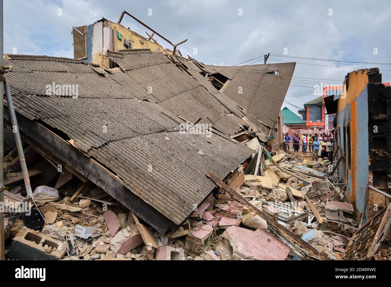 I residenti guardano le macerie di una casa distrutta dopo un camion a gas esploso a Lagos lasciando diverse case distrutte l'8 ottobre 2020. Foto Stock