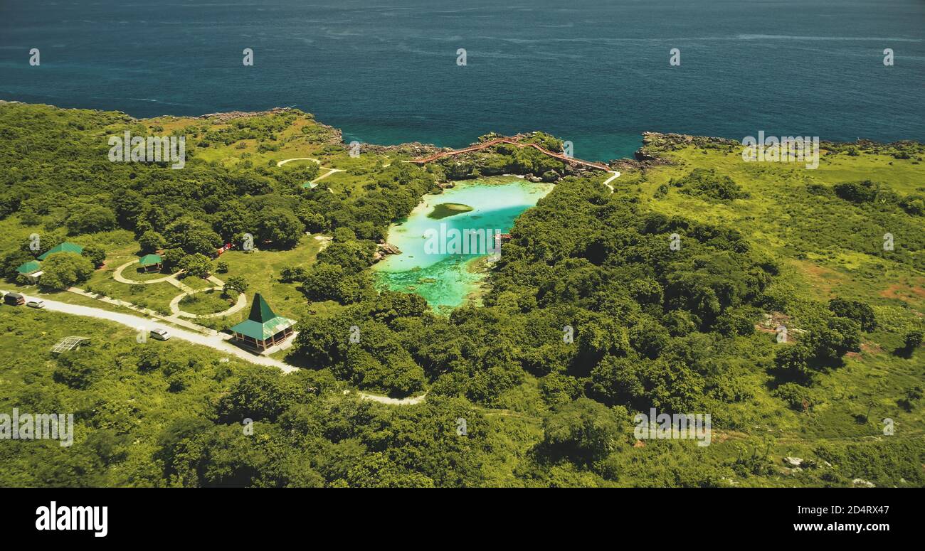 Lago di acqua salata Weekuri a Sumba Island vista aerea. Tropic resort in un lago limpido con varietà naturali Filippine. Attrazione estiva epica con edifici, strade e auto a piante tropicali verdi, alberi Foto Stock