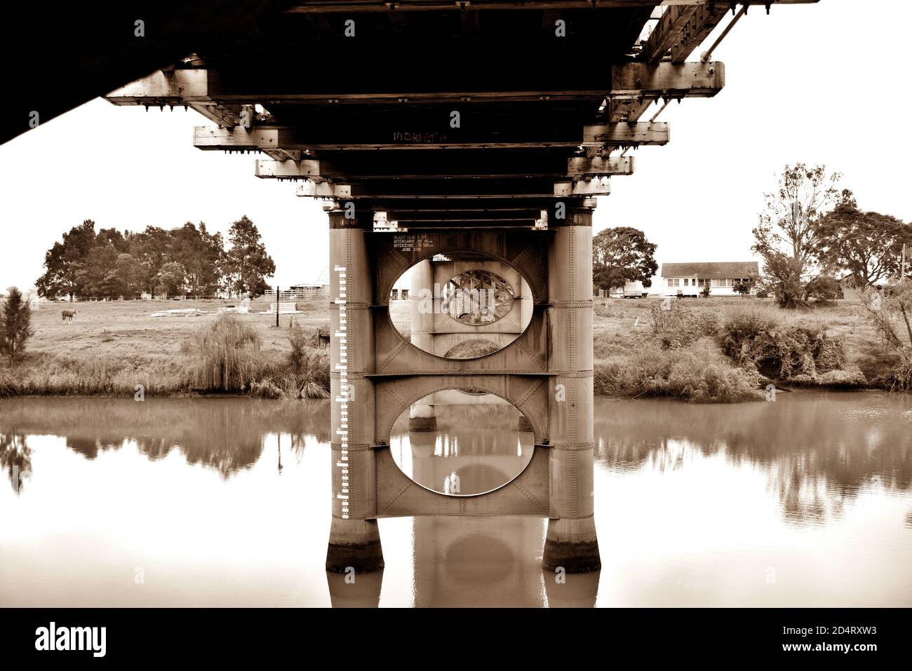 Sotto il ponte di legno 6 Foto Stock