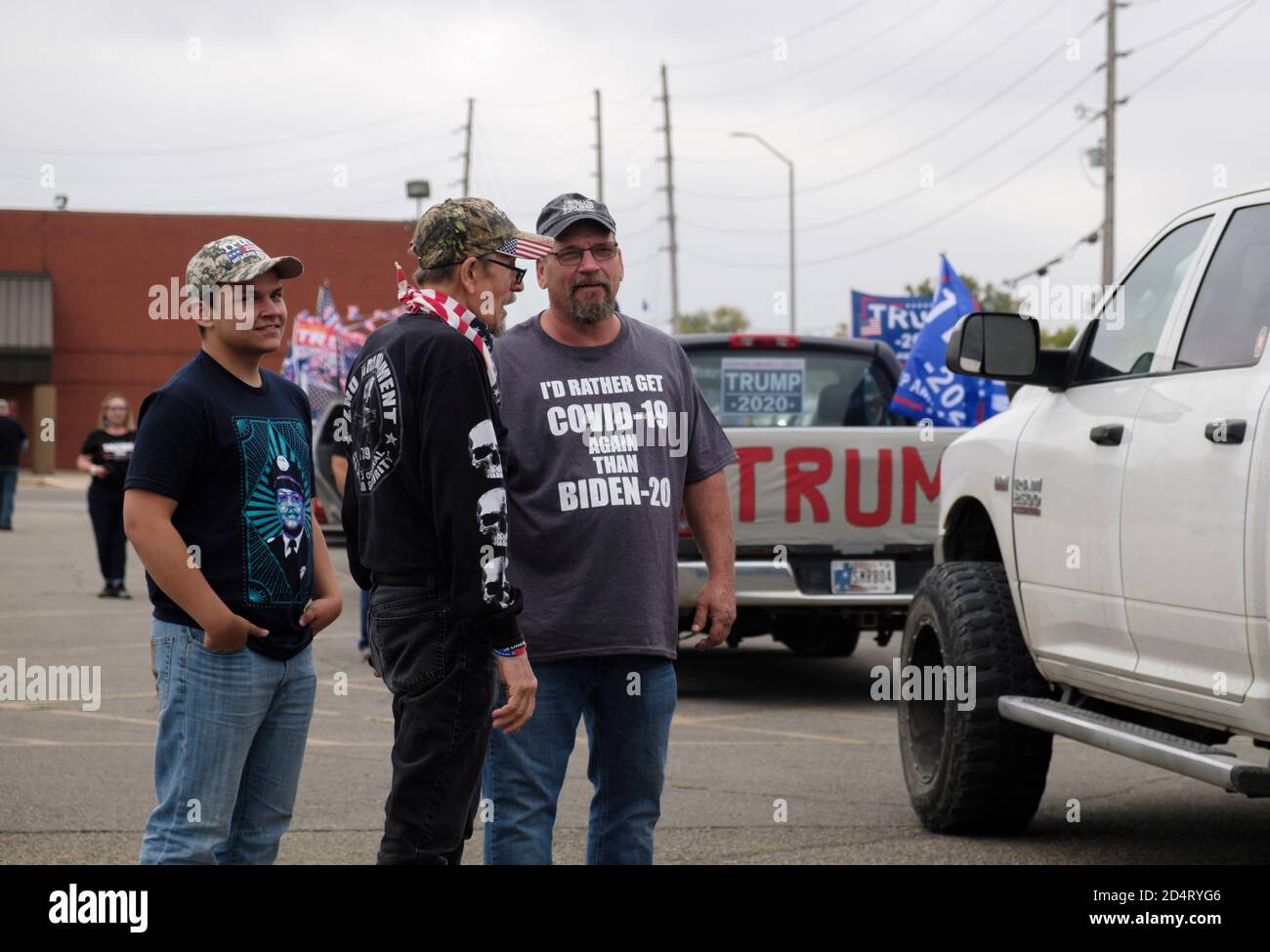 Martinsville, Stati Uniti. 10 Ott 2020. Un sostenitore di Trump indossa una maglietta che dice: 'Preferirei avere COVID-19 di nuovo che Biden-20'.i sostenitori di Trump si riuniscono in un parcheggio prima di partecipare a una sfilata di Donald J. Trump Sabato. Trump sta facendo campagna per un secondo mandato come presidente degli Stati Uniti mentre correva contro il democratico Joe Biden, ma la parata era organizzata a livello locale. Mancano tre settimane alle elezioni. Credit: SOPA Images Limited/Alamy Live News Foto Stock