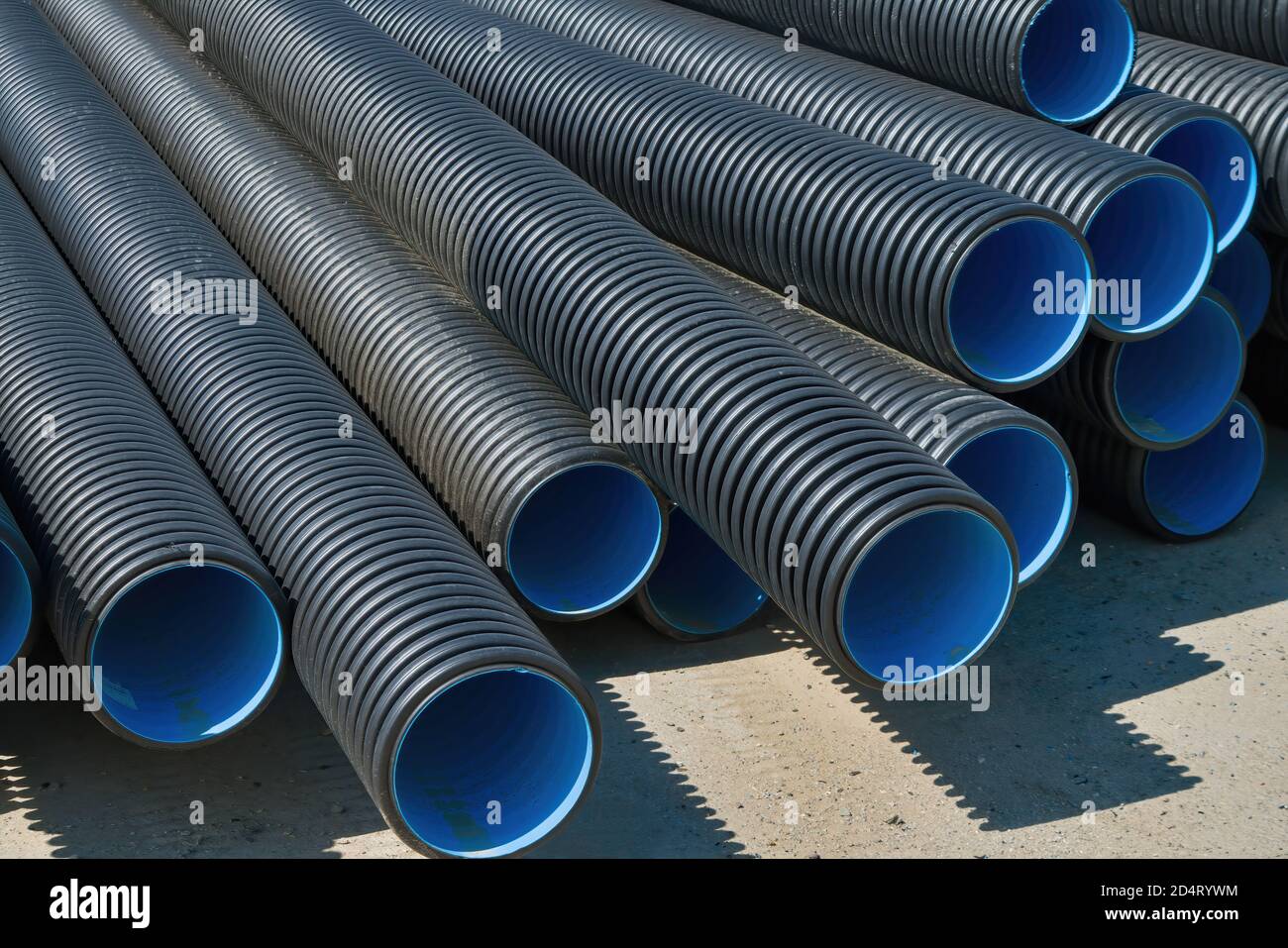 Un mucchio di tubi di plastica dell'acqua in un primo piano di cantiere. Foto Stock