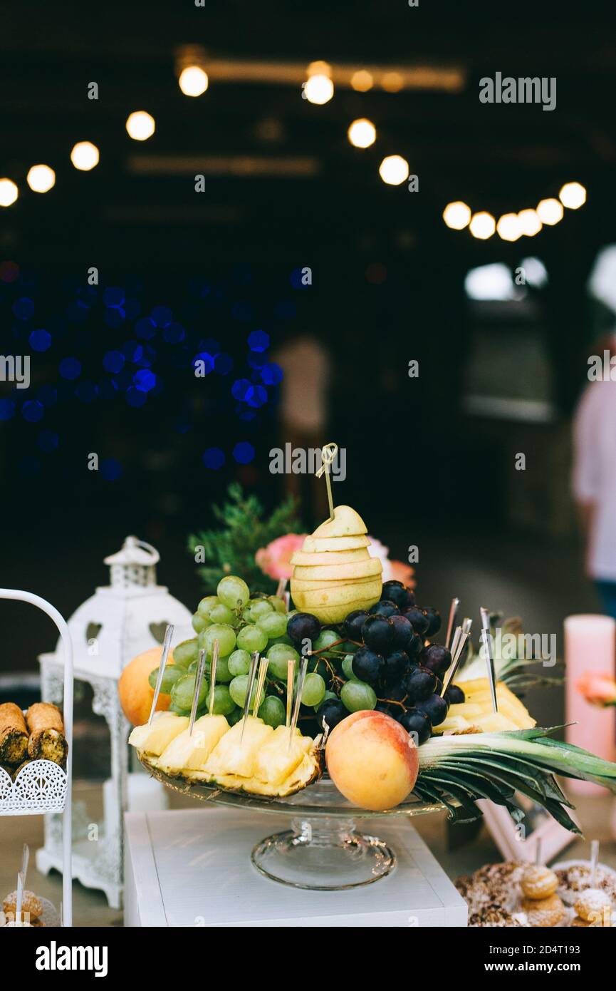 Frutta fresca diversa sul tavolo del buffet di nozze. Decorazione di tabella di nozze. Buffet di frutta alla reception. Foto Stock