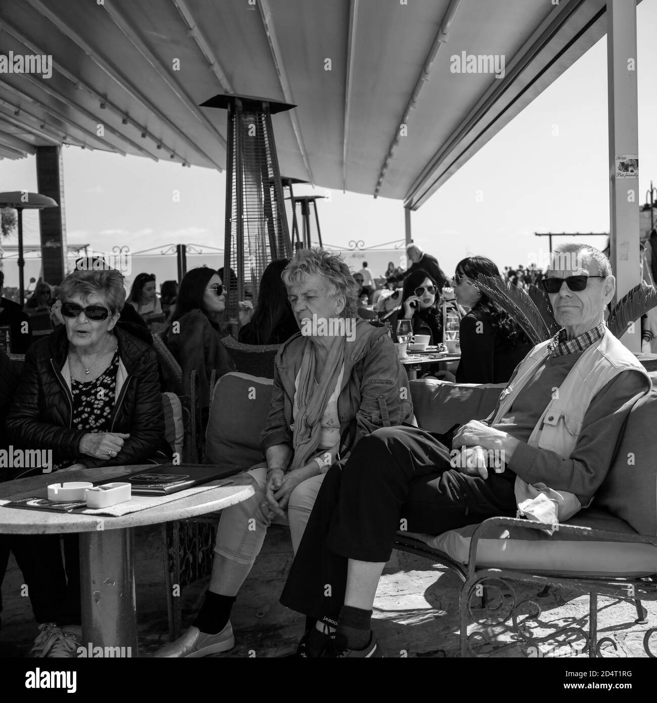 Montenegro, 2 maggio 2019: Scena urbana con ospiti seduti in un caffè all'aperto a Budva (B/W) Foto Stock