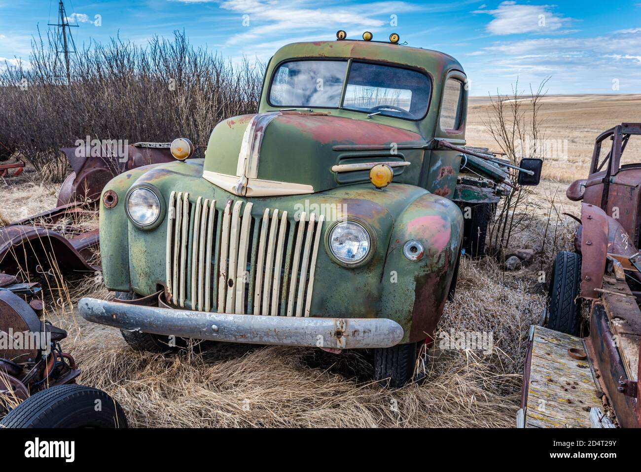 Abbandonato vintage verde due tonnellate camion sulle praterie in Saskatchewan Foto Stock