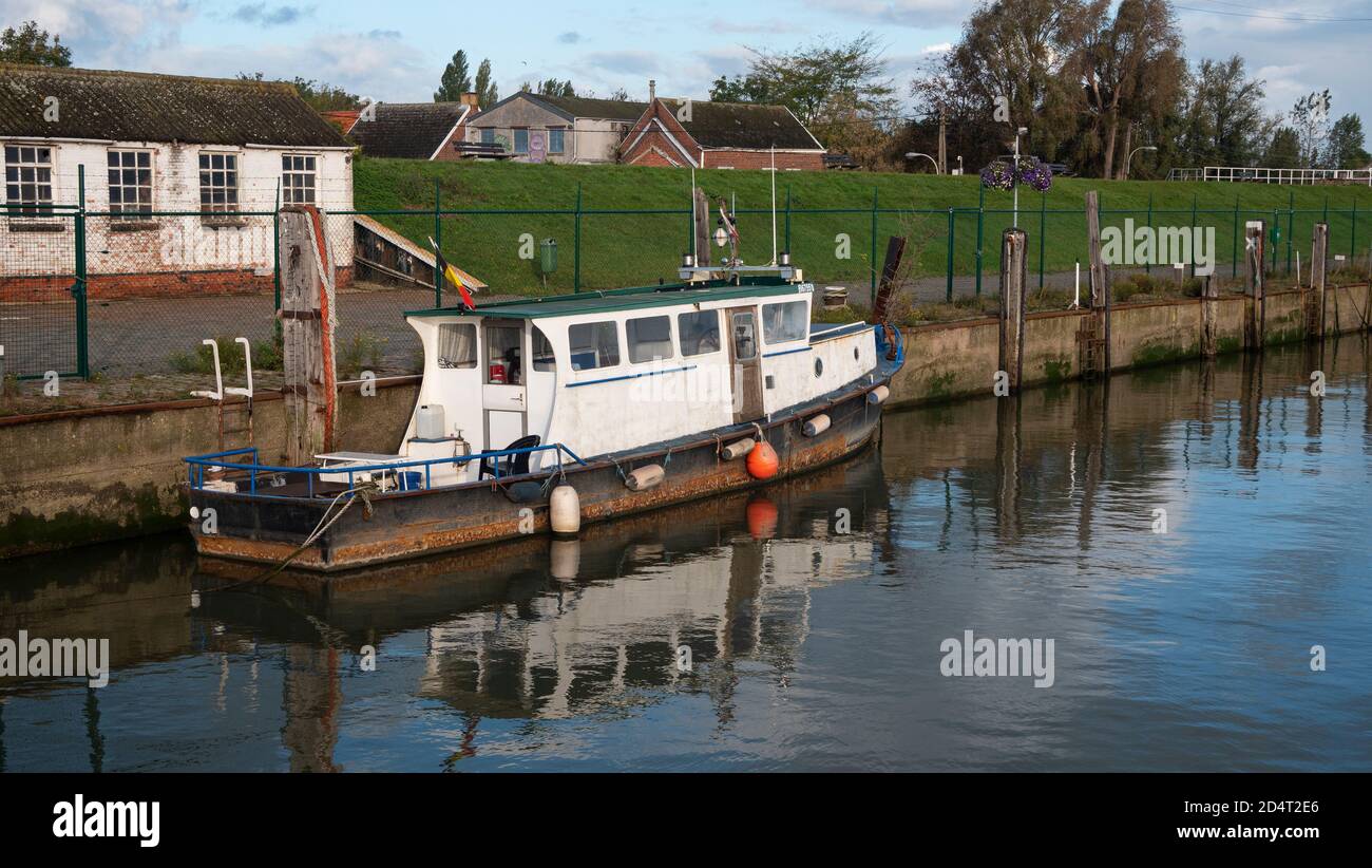 Doel, Belgio, 10 ottobre 2020, Old Weathered barca nel porto turistico del villaggio Foto Stock