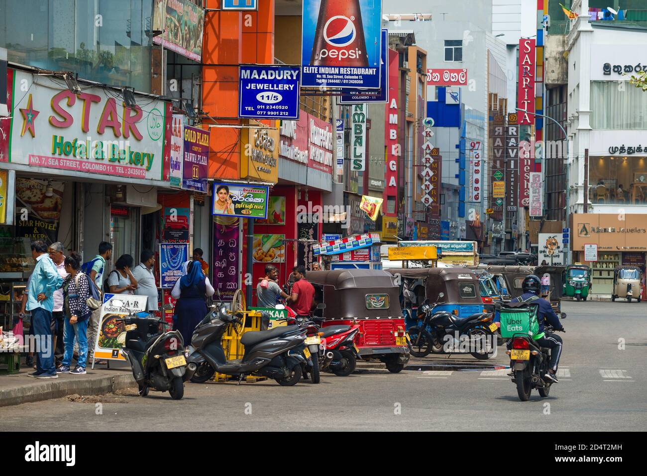 COLOMBO, SRI LANKA - 23 FEBBRAIO 2020: Sulle strade cittadine della moderna Colombo Foto Stock