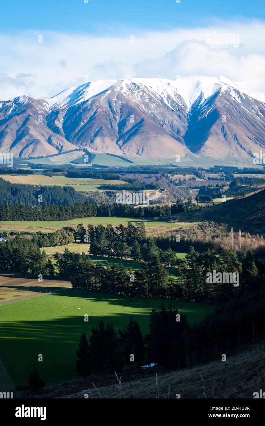 Monte Hutt e valle del fiume Rakaia, vicino a Methven, Canterbury, Isola del Sud, Nuova Zelanda Foto Stock
