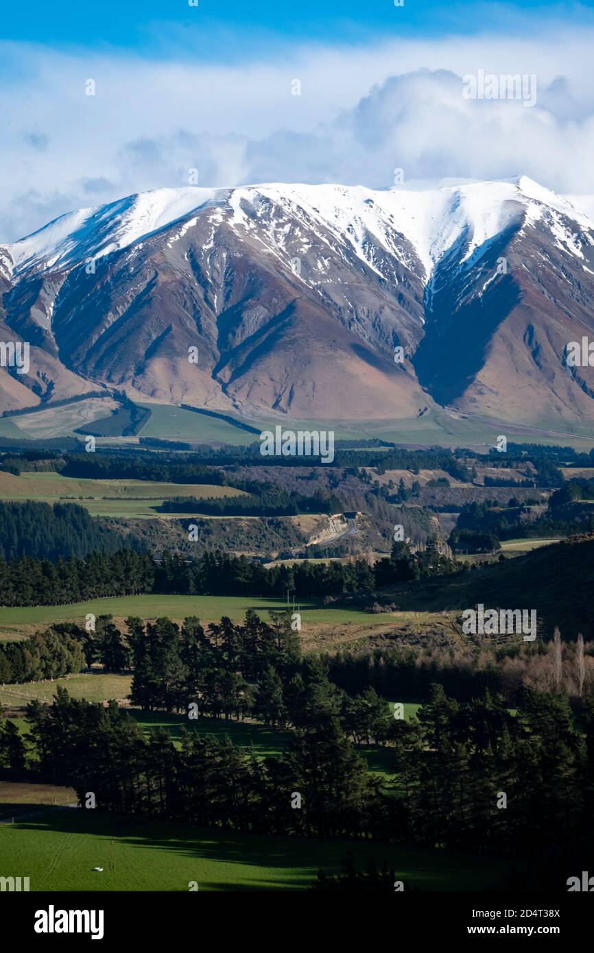 Monte Hutt e valle del fiume Rakaia, vicino a Methven, Canterbury, Isola del Sud, Nuova Zelanda Foto Stock