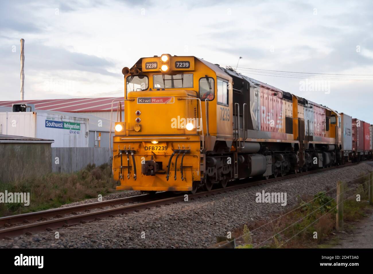 DFB Locomotiva elettrica diesel che trasporta un treno merci, Oamaru, Otago, Isola del Sud, Nuova Zelanda Foto Stock