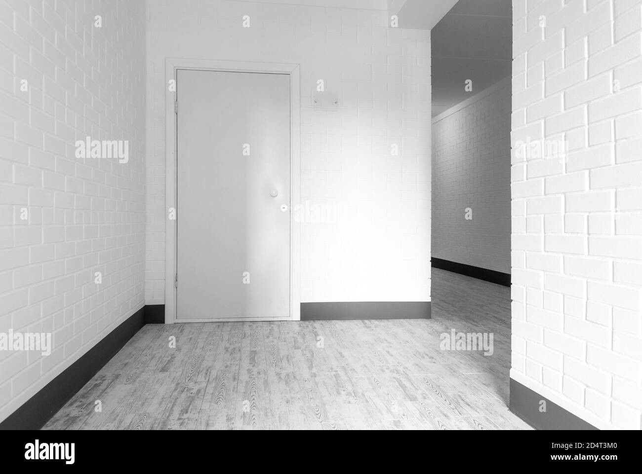 Porta chiusa in legno in un moderno blocco di appartamenti Foto Stock