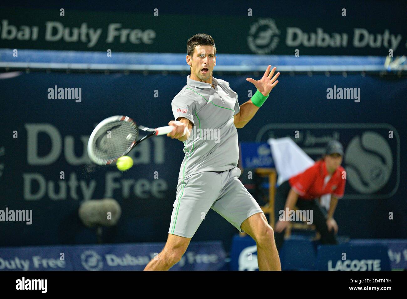 DUBAI, Emirati Arabi Uniti, 27 febbraio 2014. Novak Djokovic gioca una fronte contro Roger Federer nelle semifinali del Dubai Duty Free Tennis Championships. FEDER Foto Stock