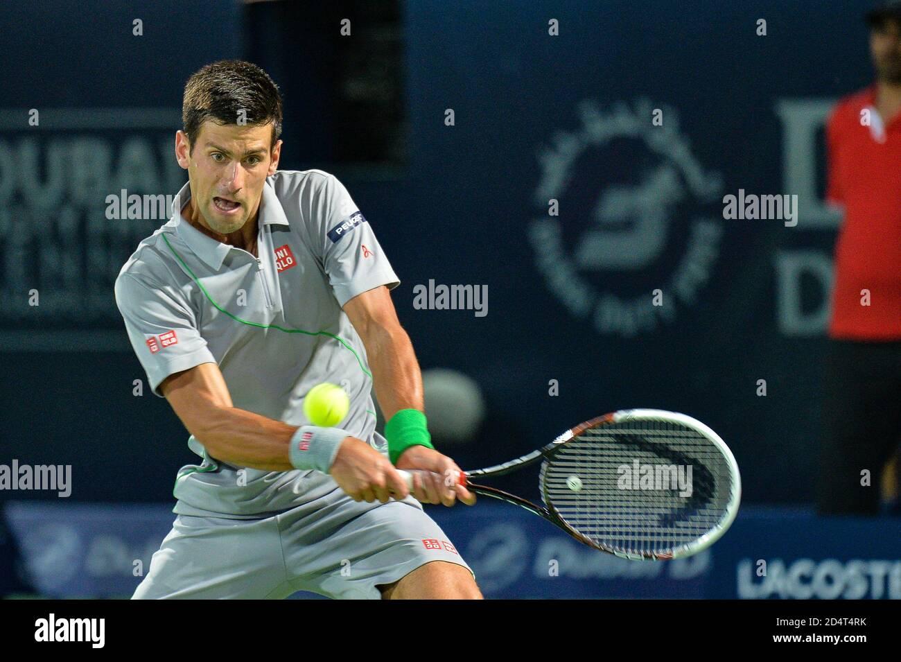 DUBAI, Emirati Arabi Uniti, 27 febbraio 2014. Novak Djokovic gioca una mano indietro contro Roger Federer nelle semifinali del Dubai Duty Free Tennis Championships. FEDER Foto Stock