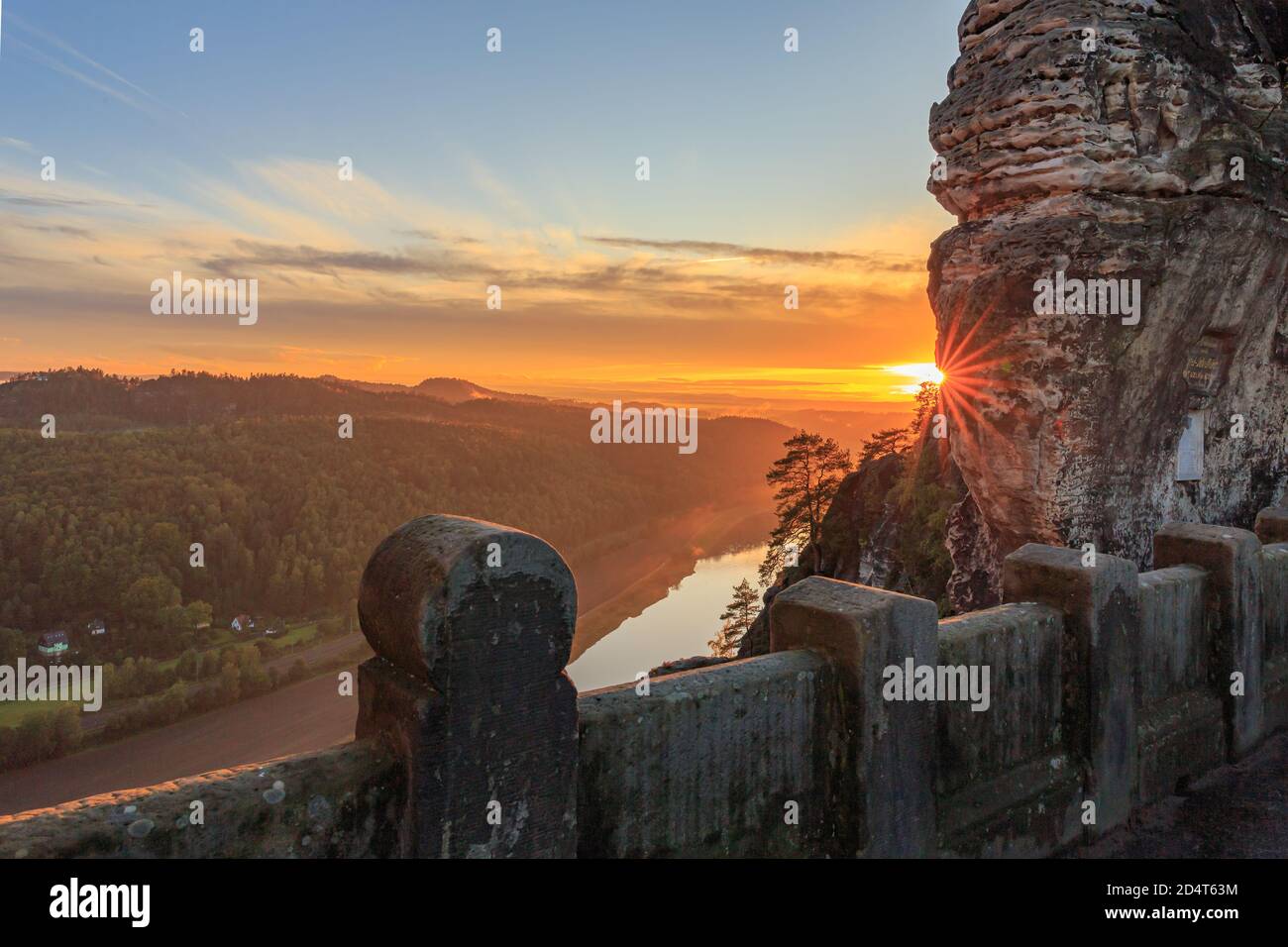 Vista panoramica dal ponte di Bastei durante il tramonto Foto Stock
