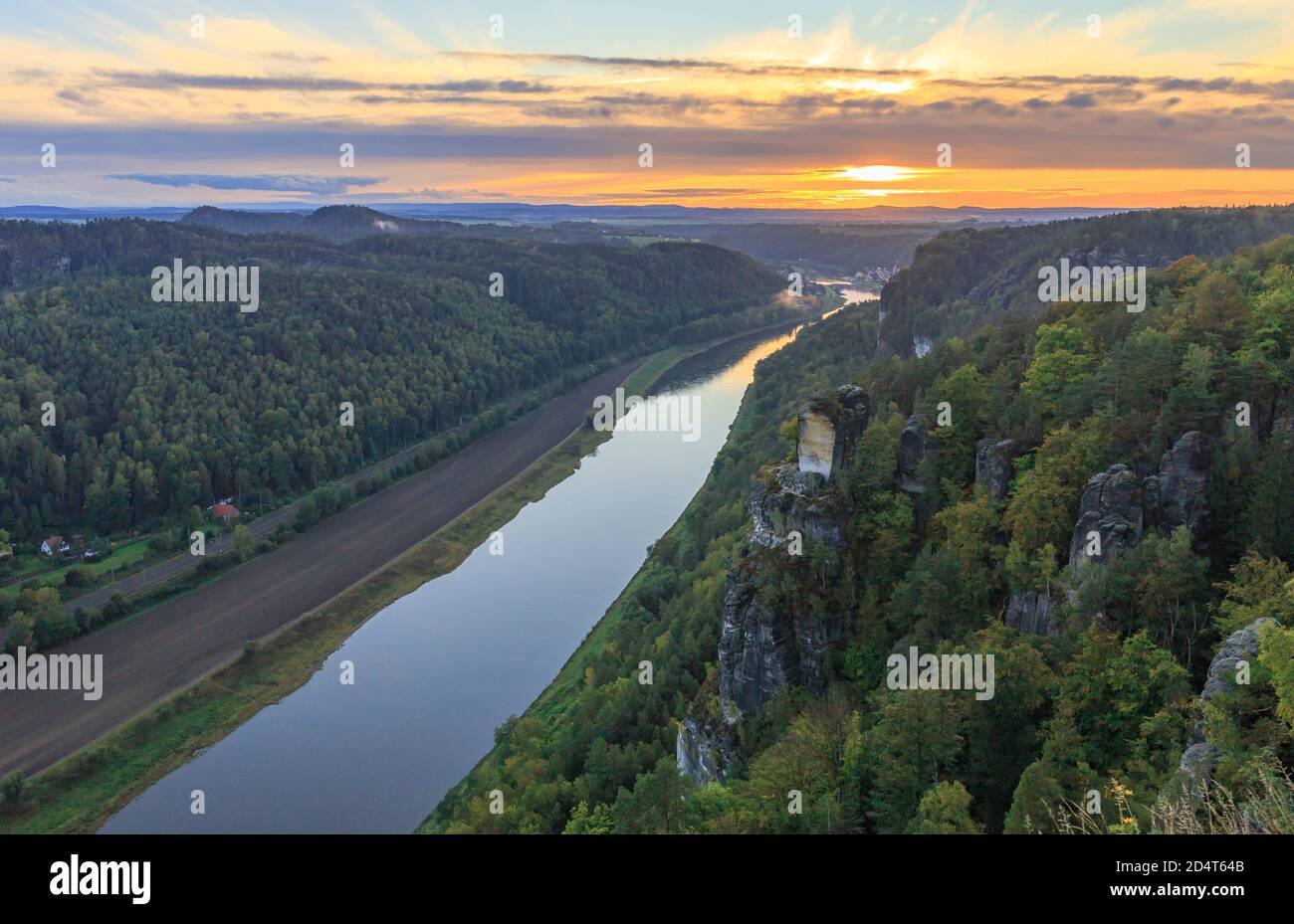 Vista dal ponte di Bastei durante il tramonto Foto Stock
