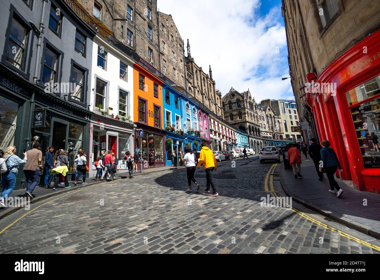 Vista grandangolare di Victoria Street a Edimburgo su un giorno di sole Foto Stock