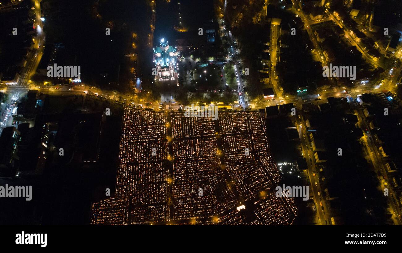 Veduta aerea del Cimitero nella notte di tutti i Santi. Cimitero decorato con milioni di candele che bruciano al 1 ° novembre. Giornata europea di tutti i Santi Foto Stock