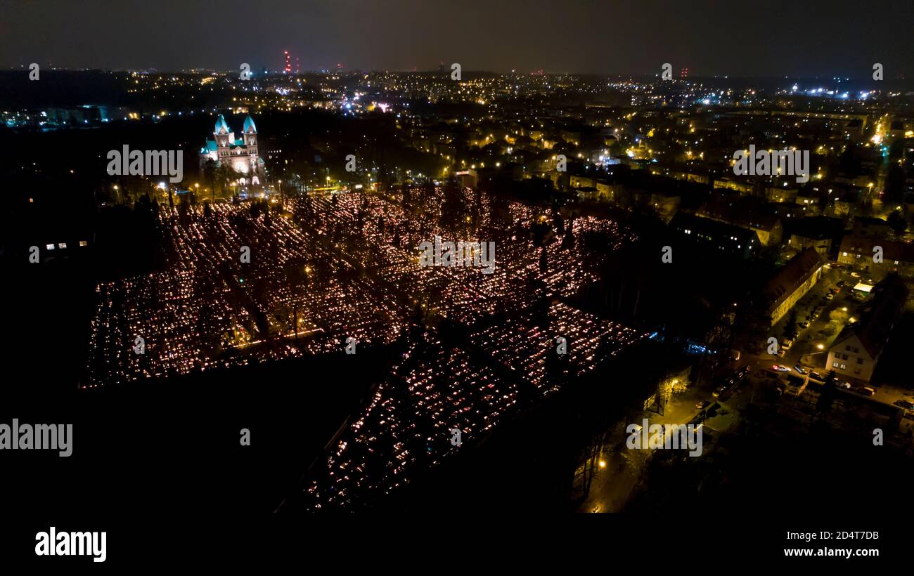 Veduta aerea del Cimitero nella notte di tutti i Santi. Cimitero decorato con milioni di candele che bruciano al 1 ° novembre. Giornata europea di tutti i Santi Foto Stock