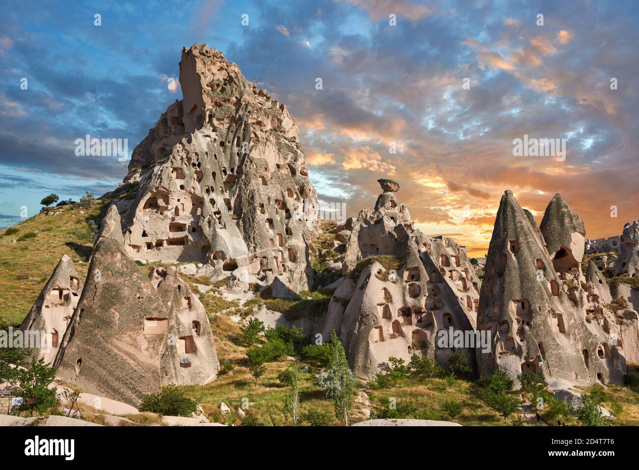 Foto e immagini di Uchisar Castello la grotta case di città in la fata del camino di Uchisar, vicino a Goreme, Cappadocia, Nevsehir, Turchia Foto Stock