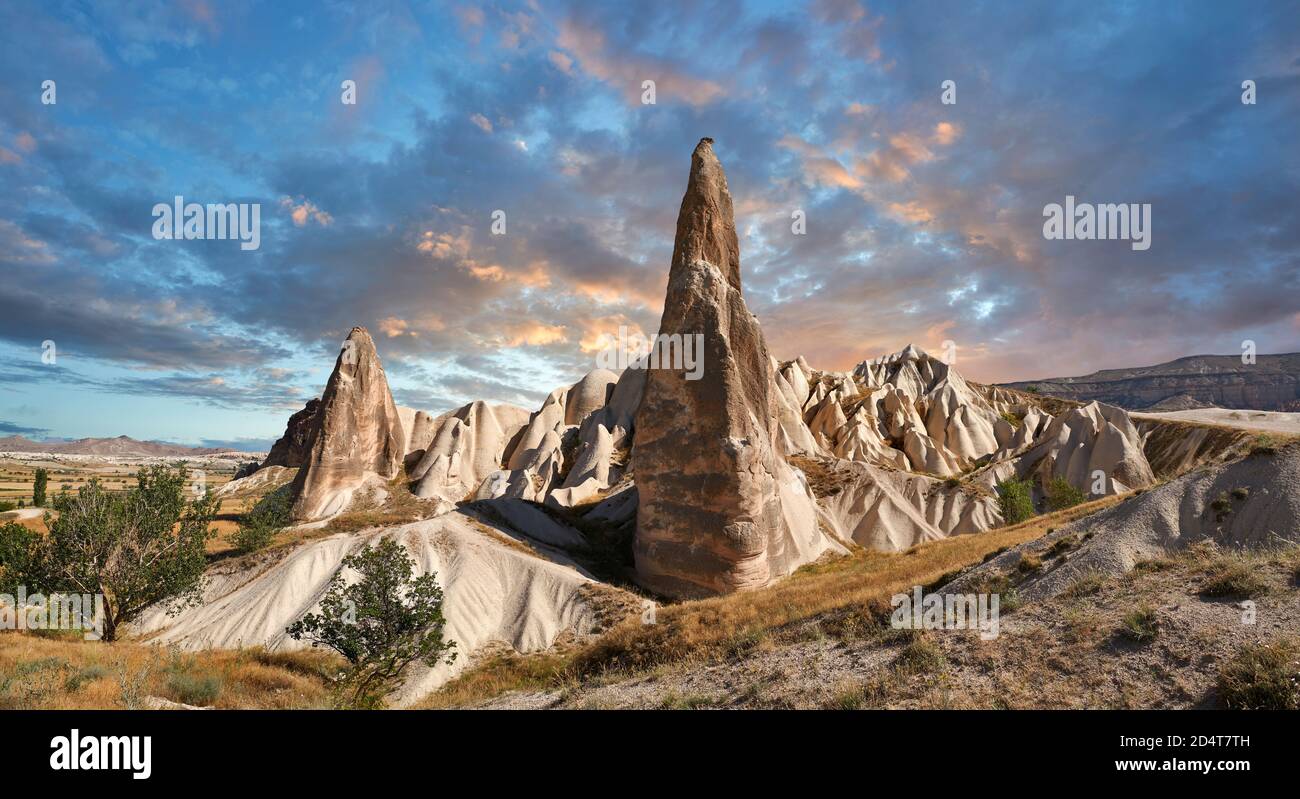 Foto e immagini della fata camino pilastro formazioni rocciose nei pressi di Goreme, Cappadocia, Nevsehir, Turchia Foto Stock