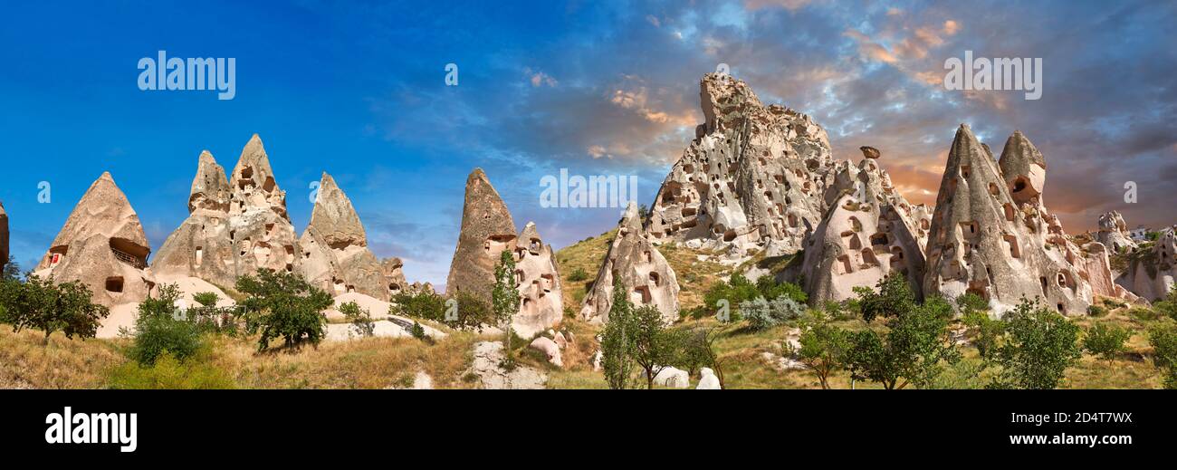 Foto e immagini di Uchisar Castello la grotta case di città in la fata del camino di Uchisar, vicino a Goreme, Cappadocia, Nevsehir, Turchia Foto Stock