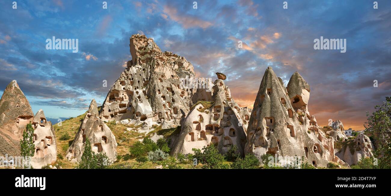 Foto e immagini di Uchisar Castello la grotta case di città in la fata del camino di Uchisar, vicino a Goreme, Cappadocia, Nevsehir, Turchia Foto Stock