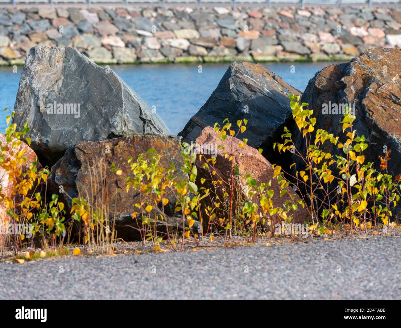 Helsinki/Finlandia - 10 OTTOBRE 2020: Grandi blocchi di granito proprio accanto al lungomare. Foto Stock