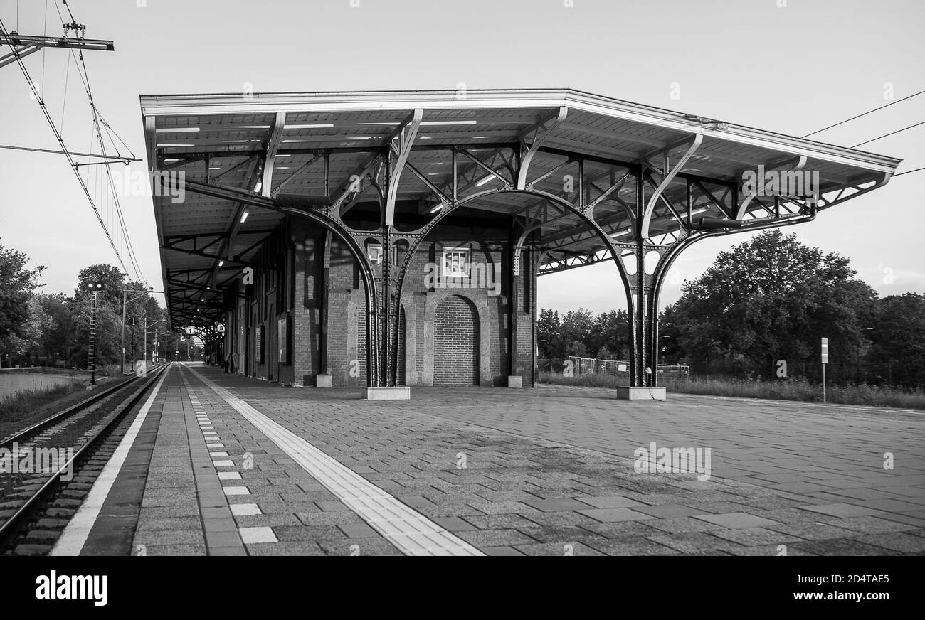 Vecchio tetto alla stazione ferroviaria di Geldrop Paesi Bassi Foto Stock