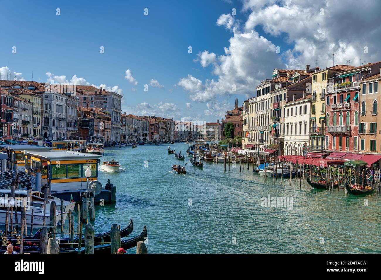 Vista sul Canal Grande dal ponte di realto una giornata di sole Foto Stock