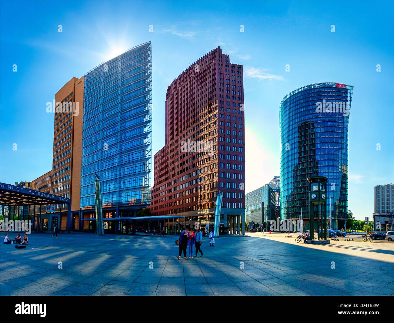 Berlino, Germania - 20 giugno 2020 - una delle piazze più famose di Berlino (Germania), Potsdamer Platz con i famosi grattacieli Foto Stock Berlino, Germania - 20 giugno 2020 - una delle piazze più famose di Berlino (Germania), Potsdamer Platz con i famosi grattacieli Foto Stock