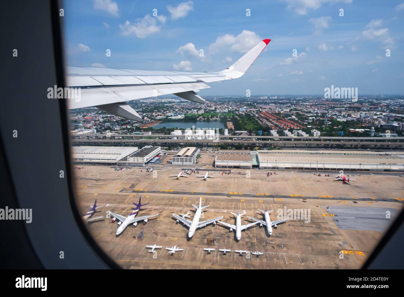 Decollo del volo dall'aeroporto internazionale, vista dalla finestra dell'aereo. Messa a fuoco selettiva. Foto Stock