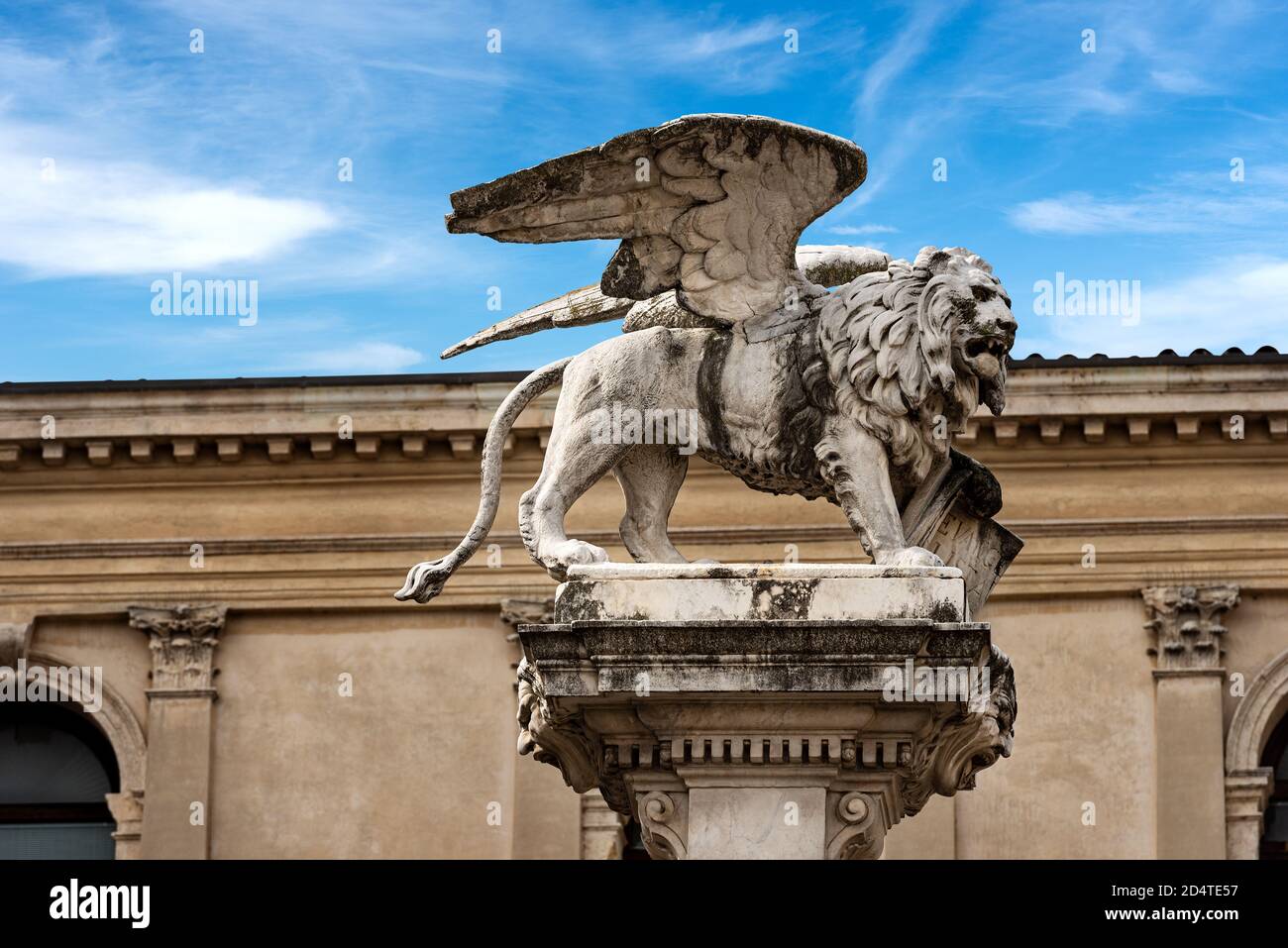 Statua in marmo del Leone alato di San Marco, simbolo dell'evangelista, della Repubblica Veneta e della Regione Veneto. Piazza dei Signori, Padova. Foto Stock