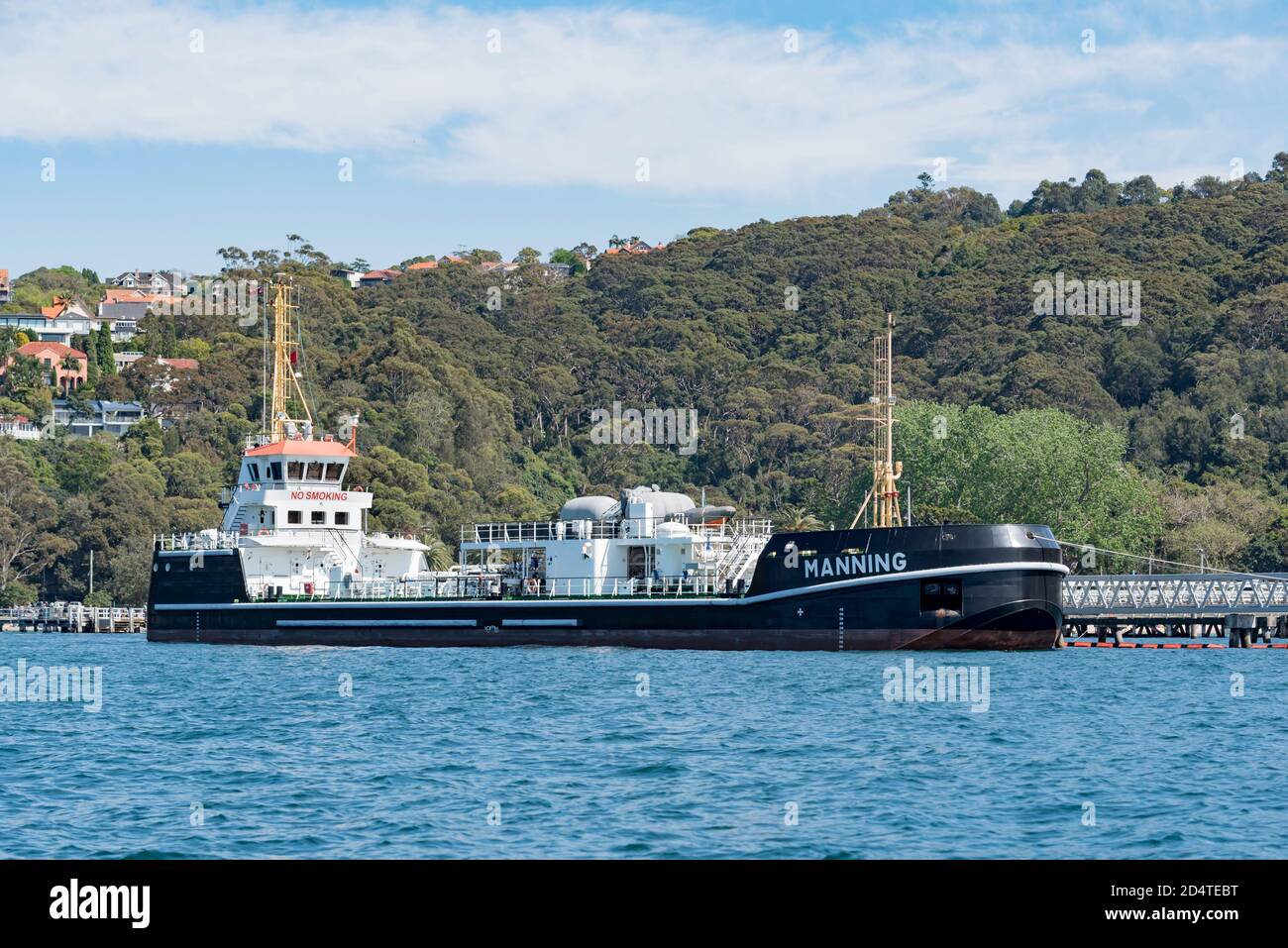 In un punto di rifornimento delle navi a Georges Head nel porto di Sydney, in Australia, una nave da bunkering si sta rifornendo prima di trasportare il combustibile alla rinfusa alle navi più grandi Foto Stock