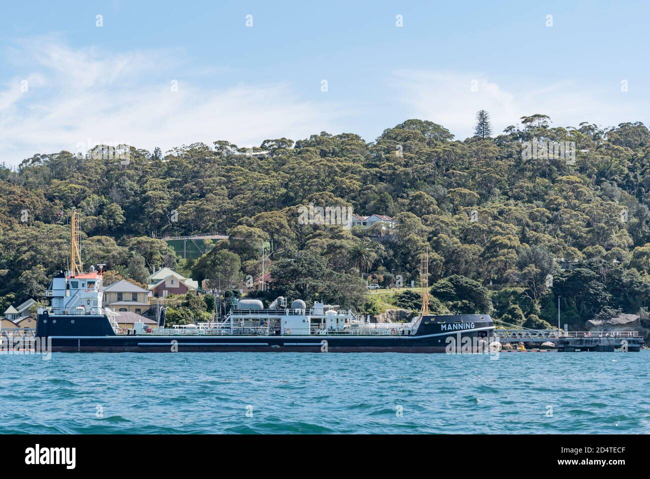 In un punto di rifornimento delle navi a Georges Head nel porto di Sydney, in Australia, una nave da bunkering si sta rifornendo prima di trasportare il combustibile alla rinfusa alle navi più grandi Foto Stock