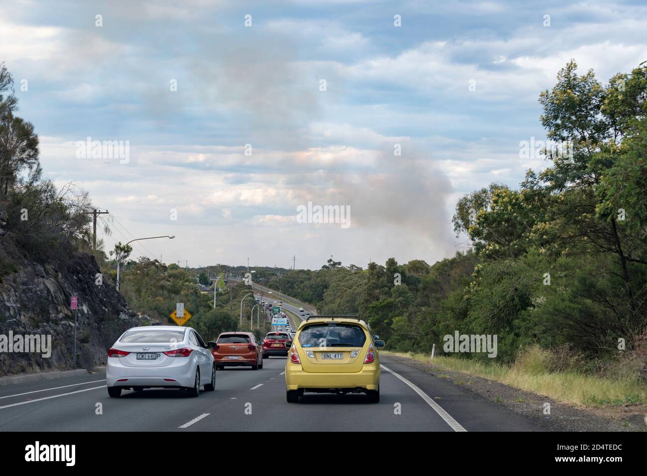 Heathcote National Park Sydney, Australia. Ottobre 2020: Una riduzione dei rischi fuori controllo ustioni nel parco rallenta a nord viaggiando auto sulla Princes Highway Foto Stock