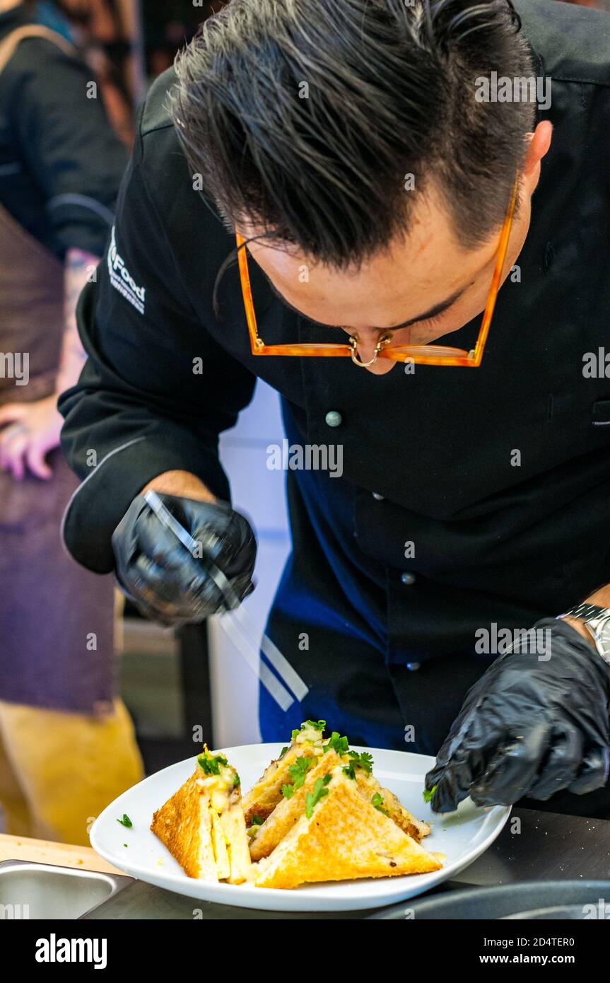 Lo chef Andrew Moo cucinando uova e piantando formaggio chorizo alla griglia Al Future Food Studio da solo un pop-up A Shanghai usando un sostituto di uovo a base di pianta Foto Stock