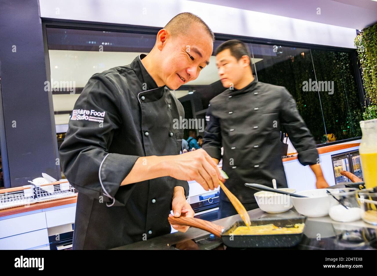 Lo chef Brian Tan cucina frittata di funghi al Future Food Studio da solo un pop up a Shanghai utilizzando un sostituto uovo a base di piante. Foto Stock