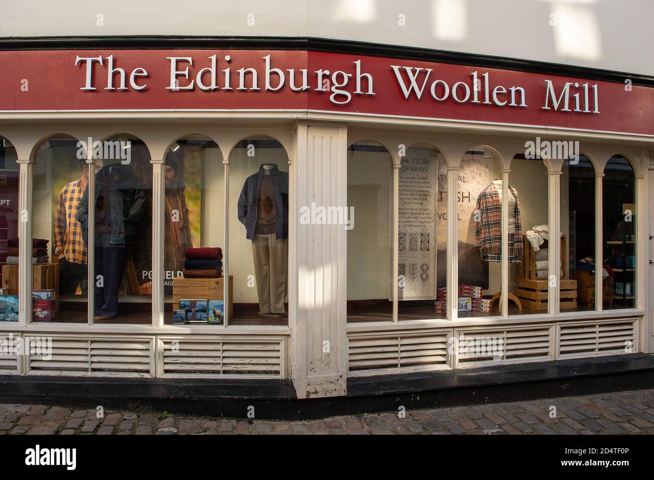Windsor, Berkshire, Regno Unito. 11 Ottobre 2020. Il noto rivenditore di alta strada Edinburgh Woolen Mill deve presentare un avviso di intenti di amministrazione a seguito dell'impatto finanziario del Coronavirus Covid-19 blocco. Il trasferimento mette a rischio 24,000 posti di lavoro. Il gruppo possiede inoltre marchi al dettaglio Jaeger e Peacocks. Il negozio Windsor, normalmente popolare tra i turisti, non ha riaperto da quando è iniziato il blocco Covid-19. Credit: Maureen McLean/Alamy Live News Foto Stock
