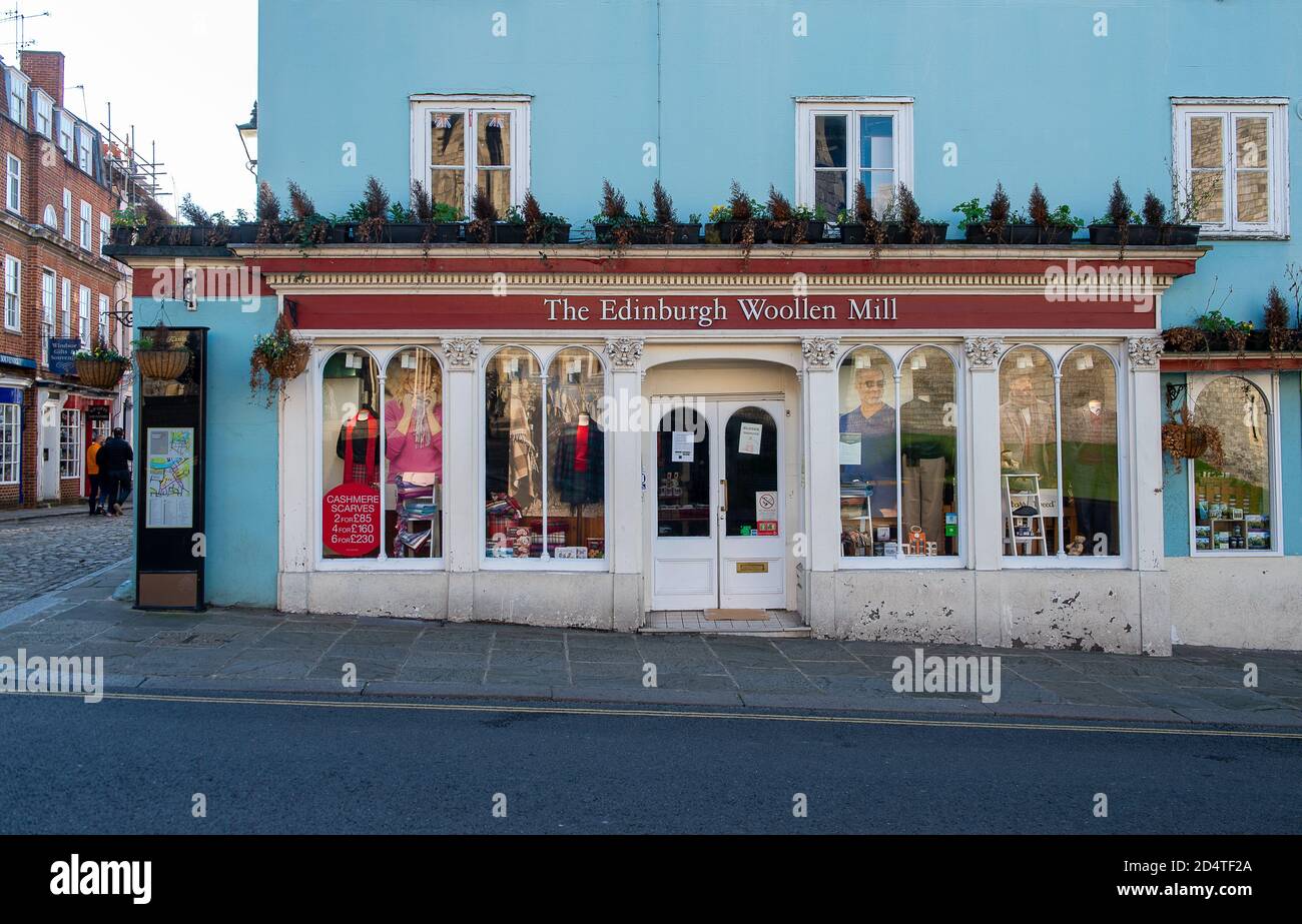 Windsor, Berkshire, Regno Unito. 11 Ottobre 2020. Il noto rivenditore di alta strada Edinburgh Woolen Mill deve presentare un avviso di intenti di amministrazione a seguito dell'impatto finanziario del Coronavirus Covid-19 blocco. Il trasferimento mette a rischio 24,000 posti di lavoro. Il gruppo possiede inoltre marchi al dettaglio Jaeger e Peacocks. Il negozio Windsor, normalmente popolare tra i turisti, non ha riaperto da quando è iniziato il blocco Covid-19. Credit: Maureen McLean/Alamy Live News Foto Stock