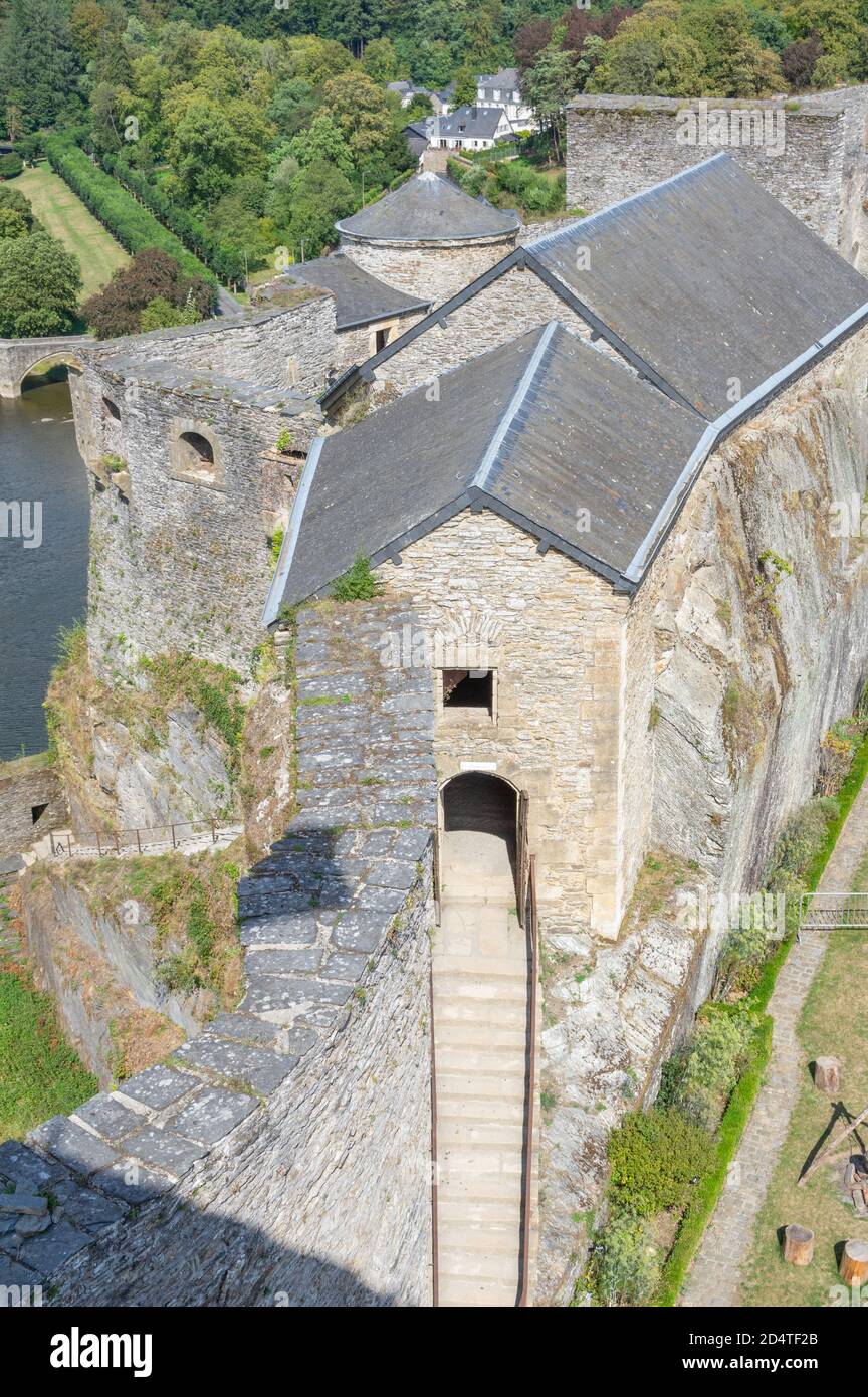 L'enorme e storico castello fortificato - Château de Bouillon - domina la città di Bouillon nella provincia belga del Lussemburgo sulle rive di Semois Foto Stock