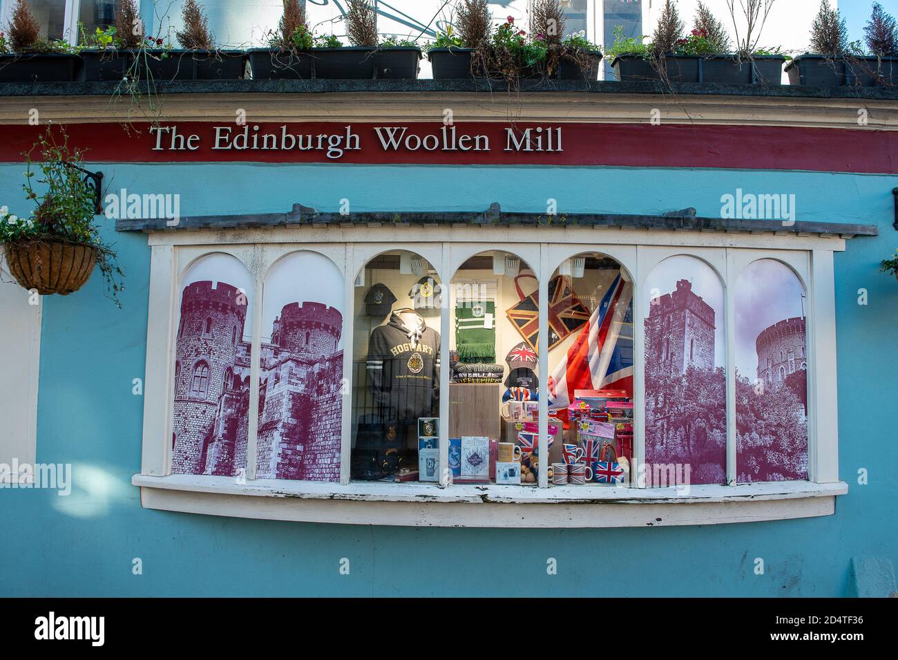 Windsor, Berkshire, Regno Unito. 11 Ottobre 2020. Il noto rivenditore di alta strada Edinburgh Woolen Mill deve presentare un avviso di intenti di amministrazione a seguito dell'impatto finanziario del Coronavirus Covid-19 blocco. Il trasferimento mette a rischio 24,000 posti di lavoro. Il gruppo possiede inoltre marchi al dettaglio Jaeger e Peacocks. Il negozio Windsor, normalmente popolare tra i turisti, non ha riaperto da quando è iniziato il blocco Covid-19. Credit: Maureen McLean/Alamy Live News Foto Stock