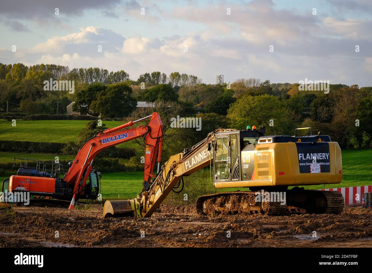 Un escavatore Flannery Caterpillar (CAT) e un digger Bullen ON Il cantiere per la strada Preston Western Distributor che si collegherà con t Foto Stock