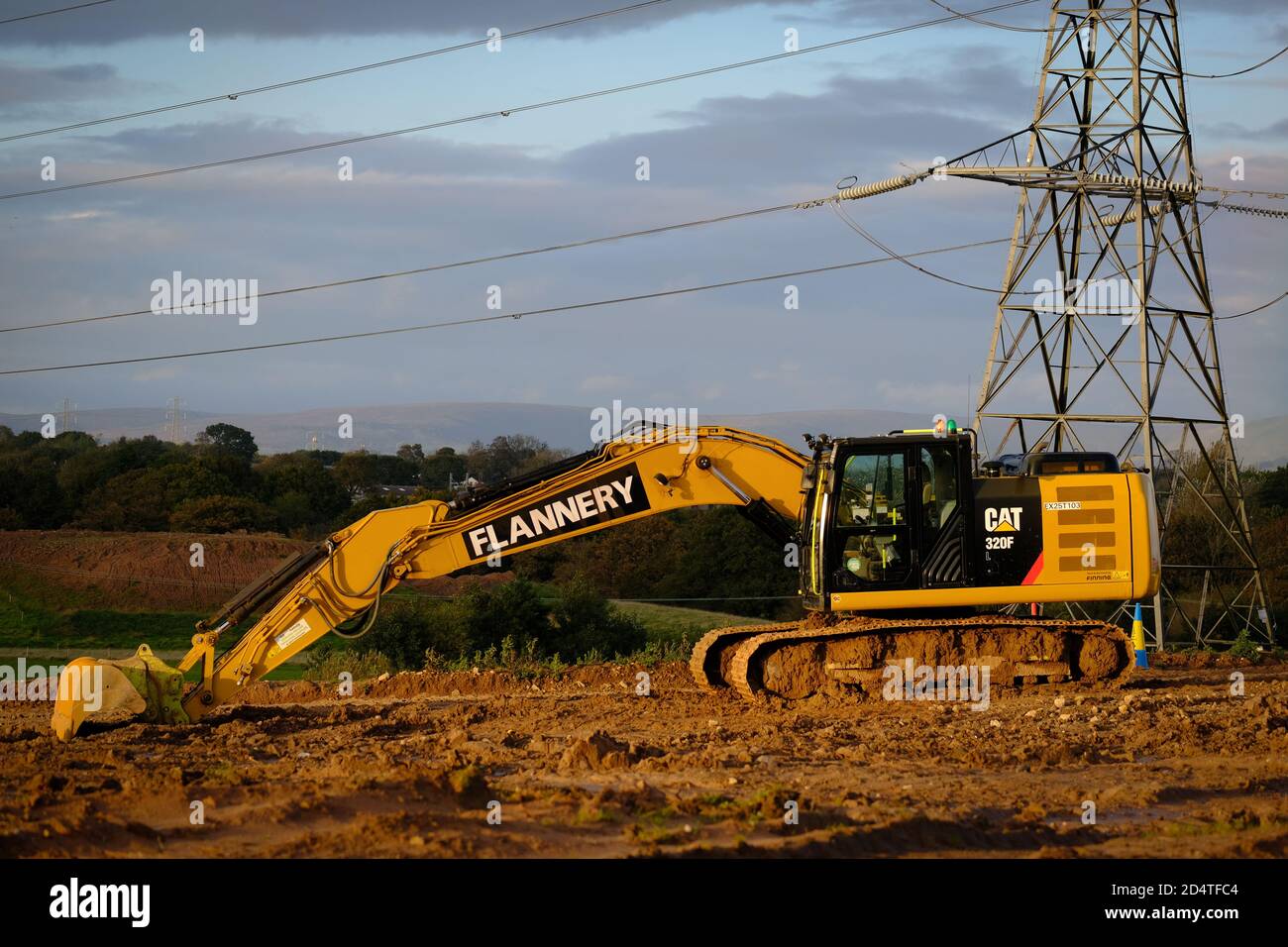 Un digger Flannery Caterpillar (CAT) sul cantiere per la strada Preston Western Distributor che collegherà con l'autostrada M55. Foto Stock