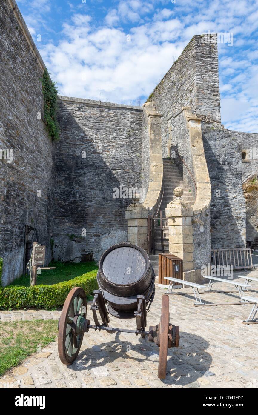 L'enorme e storico castello fortificato - Château de Bouillon - domina la città di Bouillon nella provincia belga del Lussemburgo sulle rive di Semois Foto Stock